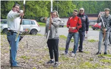  ?? FOTO: SILVIA MÜLLER ?? Markus Platzer (links) zeigt Herta Kellner-Matere, worauf beim Bogenschie­ßen zu achten ist.