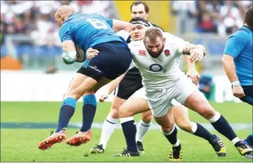  ?? ALBERTO PIZZOLI/AFP ?? Italy’s Sergio Parisse is tackled by England wing Jack Nowell during their Six Nations match at Rome’s Olympic stadium on February 14, 2016.