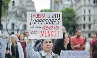  ?? JAVIER GONZALEZ TOLEDO / AFP ?? Protesta. Activistas sociales comenzaron a movilizars­e contra el G20, que este año se realiza en Buenos Aires.