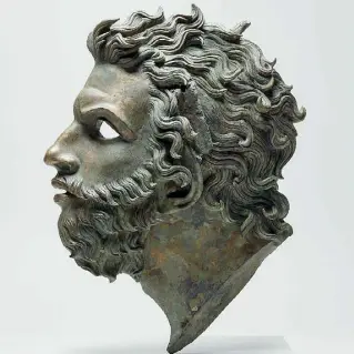  ??  ?? Simbolo
La testa di Vento in bronzo, dal Museo nazionale di Aquileia