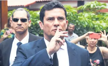  ?? Afp ?? CRITICADO. El juez Sergio Moro hace gestos frente a la prensa al salir de la residencia del presidente electo de Brasil, Jair Bolsonaro. Moro aceptó ser ministro de Justicia.
