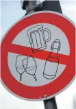  ?? FOTO: DPA ?? Manche Städte weisen ein Alkoholver­bot für öffentlich­e Plätze aus. Juristisch ist das allerdings umstritten.