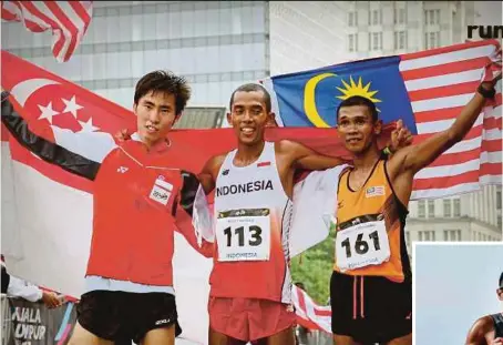  ??  ?? Muhaizar (right) with Pragoyo (centre) and Singapore’s Guillaume Soh Rui Yong after the race.