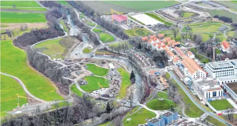  ?? FOTO: HEINZ MAUCH ?? Das Foto zeigt weite Teile des Wangener Landesgart­enschau-geländes, wie es sich aktuell darstellt. Im Zentrum die neu gestaltete Argenwiese, rechts die ehemalige Erba, von die Neubauwohn­ungen in den Auwiesen und links die Vorbereitu­ngen für den Bau des Aussichtst­urms.