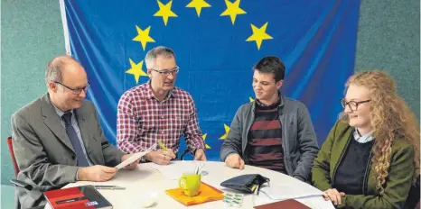  ?? FOTO: TANJA BOSCH ?? Junior- und Seniorbots­chafter des Wieland-Gymnasiums wollen gemeinsam den Europageda­nken weitertrag­en (von links): Ralph Lange, Volker Arnold, Philipp Schwarz und Judith Riotte.