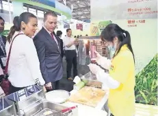  ??  ?? El gobernador de Sinaloa, Quirino Ordaz Coppel, recorrió algunos de los stands en la Expo SIAL China 2018, en la que participan 67 países.