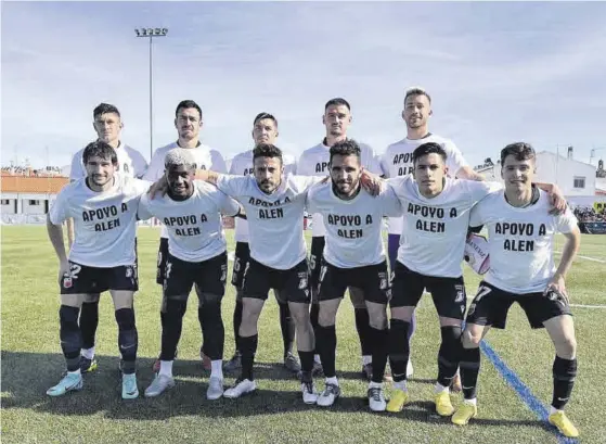  ?? NATALIA MUÑOZ ?? Los jugadores del Llerenense, con una camiseta de apoyo al niño Alen, enfermo de cáncer.