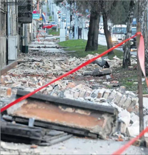  ??  ?? SISAK NA DAN POTRESA Kad Sisak, Petrinju i Glinu pripremimo za obnovu, nijedan stanovnik Siska neće morati, da bi pokrenuo obnovu, istog trena uplatiti svojih 20 posto participac­ije, kazao je ministar Horvat