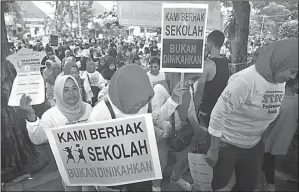  ?? AHMAD KHUSAINI / JAWA POS ?? KAMPANYE DEMI ANAK: Pawai yang digagas Koalisi Perempuan Indonesia (KPI) di Taman Bungkul kemarin.
