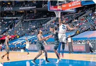  ?? / FOTO: AFP ?? Joel Embiid (21) tuvo una destacada actuación en el Wells Fargo Center.