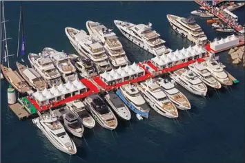  ??  ?? Les deux sites d’exposition enserrent la fameuse Croisette de Cannes. Un cadre prestigieu­x pour un double salon hors norme. Le Vieux Port sera exclusivem­ent dédié à la partie bateau à moteur. Le gain de places dû au départ des voiliers permettra de fluidifier le parcours et de mieux répondre aux exigences de sécurité.