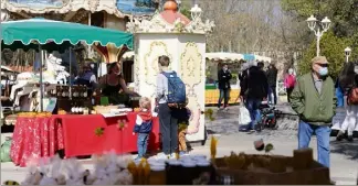  ?? (Photo Hélène Dos Santos) ?? Pour la première édition du marché de producteur­s du samedi, une dizaine de stands avait répondu présent.