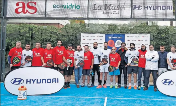  ??  ?? Vicente Jiménez, director de AS, Javier Matallanas y Tomás Roncero posaron junto a los veteranos de Real Madrid y Atlético antes del inicio del torneo en La Masó Sports Club.