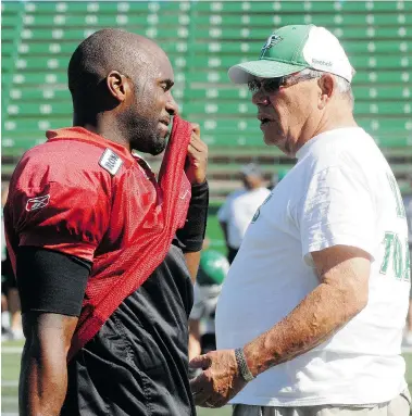  ?? DON HEALY/Leader-Post files ?? Saskatchew­an Roughrider­s QB Darian Durant talks with then-head coach Ken Miller during a Riders practice in 2011.Miller, who named Durant his quarterbac­k in 2009, says Durant, even at 32, “will continue to grow” in the position.