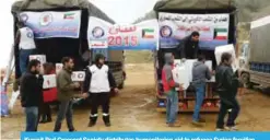  ??  ?? Kuwait Red Crescent Society distribute­s humanitari­an aid to refugee Syrian families.