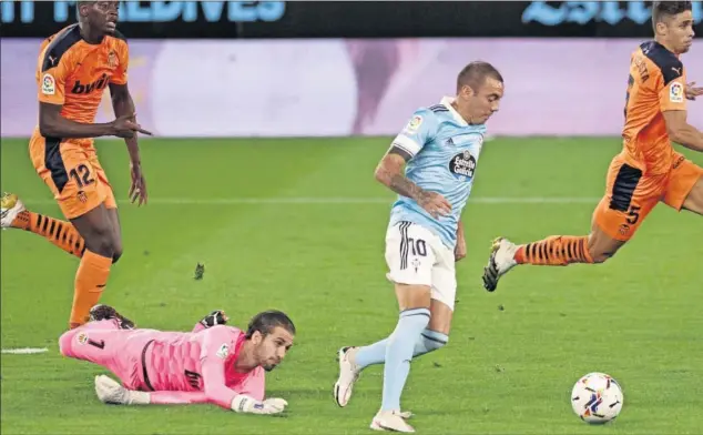  ??  ?? Iago Aspas se dispone a disparar con su pierna derecha a puerta vacía tras superar a Jaume en la acción del primer tanto celeste.