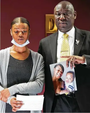  ?? Elizabeth Conley / Staff photograph­er ?? “My baby didn’t deserve this. My baby didn’t deserve to be shot — especially not by the police,” Daisha Smalls said of her 1-year-old son, Legend, during a news conference with attorney Ben Crump.