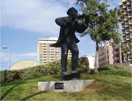  ?? (Wikimedia Commons) ?? LEV SEGAL’S ‘Fiddler On the Roof’ makes music in Netanya.