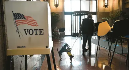  ?? TRIBUNE NEWS SERVICE ?? Two dogs play at a polling station Nov. 1 during early voting ahead of the U.S. midterm elections in Los Angeles.