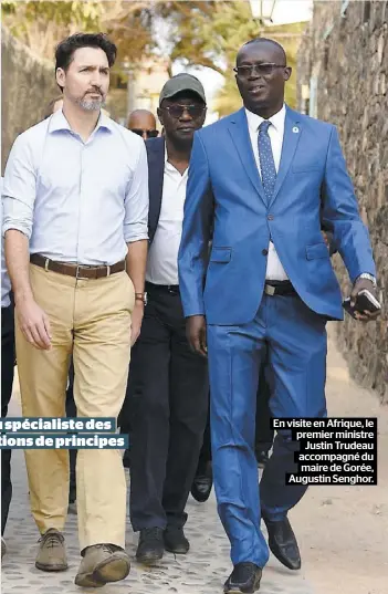  ??  ?? En visite en Afrique, le premier ministre Justin Trudeau accompagné du maire de Gorée, Augustin Senghor.