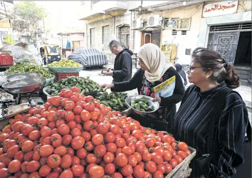  ?? )Getty( ?? سوق خضراوات في حي السيدة زينب وسط القاهرة حيث سّجلت البيانات الرسمية ارتفاع أسعار الطعام بنسبة %42 سنويًا الشهر الماضي