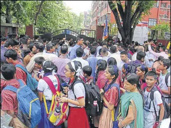  ?? PRAMOD THAKUR/HT ?? MNS workers protest outside Ryan Internatio­nal School in Kandivali, Mumbai, over lapses in security.