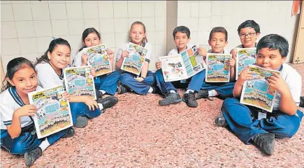  ??  ?? Aprendizaj­e. Los estudiante­s de segundo grado del Colegio Sagrado Corazón aprenden y comparten conocimien­tos sobre el primer cromo que se publicó el jueves 5 de julio.