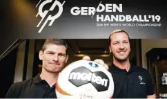  ??  ?? Henning Fritz (l.) und Pascal Hens werben für die Handball-WM.