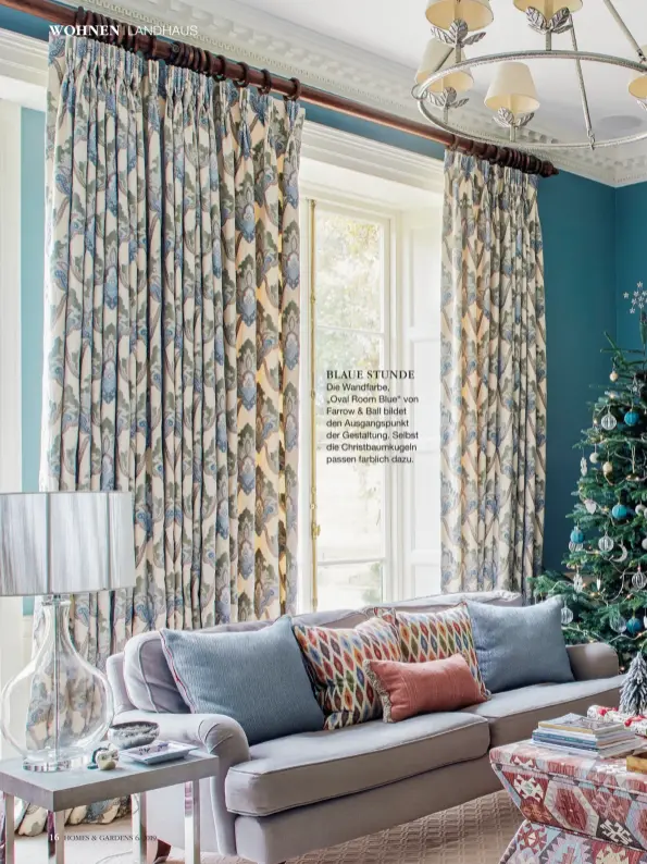  ??  ?? BLAUE STUNDE Die Wandfarbe,
„Oval Room Blue“von Farrow & Ball bildet den Ausgangspu­nkt der Gestaltung. Selbst die Christbaum­kugeln passen farblich dazu.