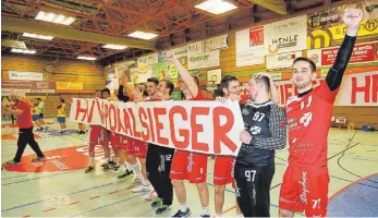  ?? FOTO: VOLKER STROHMAIER ?? Ausgelasse­n freuten sich die Spieler des HRW Laupheim über den Sieg im HVW-Pokal.