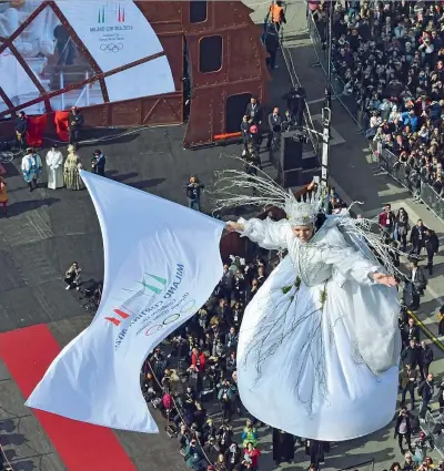  ??  ?? Il volo L’aquila scende dal campanile di piazza San Marco con la bandiera della candidatur­a di Milano-cortina per le Olimpiadi 2026