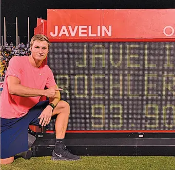  ?? IAAF ?? Il tedesco Thomas Rohler, 24 anni, oro olimpico del giavellott­o, di fianco al tabellone dell’impresa