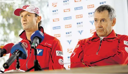  ?? BILD: SN/GEPA ?? Skisprung-Cheftraine­r Heinz Kuttin und Sportdirek­tor Ernst Vettori müssen vieles hinterfrag­en.