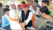  ??  ?? SP chief Akhilesh Yadav paying tribute to freedom fighter Rajbali Yadav at Madna, Faizabad on Wednesday