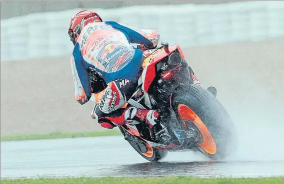  ?? FOTO: EFE ?? Marc Márquez no ha tenido rival en agua en la primera jornada en Cheste Sui crono matinal le permitió dominar el viernes y por la tarde preparó la carrera dando vueltas