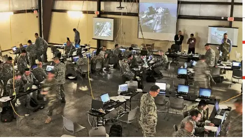  ?? Foto: U. S. Army/Sgt. Stephanie A. Hargett ?? SOLDADOS EN INDIANA entrenan técnicas de defensa contra ciberataqu­es.