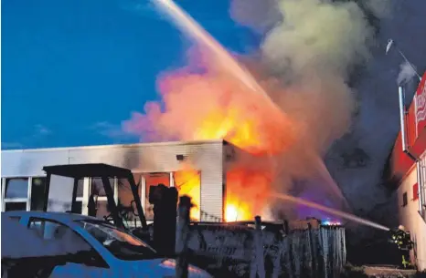  ?? FOTO: RALF ZWIEBLER ?? Ein Großfeuer hat in der Nacht zum Sonntag in einem Autohaus in Senden einen hohen Sachschade­n angerichte­t.