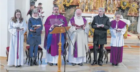  ?? FOTO: PRIVAT ?? Höhepunkt der Visitation ist ein Festgottes­dienst, den Dekan Christoph Neubrand (am Mikrofon) zelebriert. Er wird vom Kirchencho­r Hartheim musikalisc­h umrahmt. Mit im Bild sind (von links): Liesa Müller, Elke Gehrling, Pfarrer Edwin Müller, Frank...