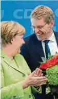  ?? Foto: Sean Gallup, Getty Images ?? Hallo, ich bin der Neue: Der Kieler Wahl sieger Daniel Günther (CDU) bei der Kanzlerin.