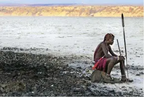  ??  ?? IL KENYA CHE NON DIMENTICHI Il lago salato Magadi, dal bianco abbacinant­e e dall’aspetto «quasi siberiano», commenta l’imprenditr­ice.