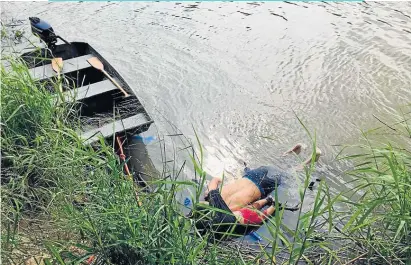  ??  ?? ESTA FOTO causó estupor: Óscar A.martínez y su hija Valeria, de un año y once meses, murieron ahogados al intentar cruzar el rio en Tamaulipas.