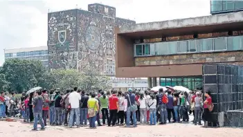  ??  ?? La máxima casa de estudios aplica la “primera vuelta” de su examen de ingreso en la Ciudad de México.
