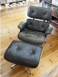  ?? FOTO: BUKOWSKIS ?? Här i sitt bibliotek satt Ingmar Bergman och läste. Fåtölj med fotpall ”Lounge Chair” av Charles och Ray Eames för Herman Miller.