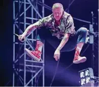  ??  ?? Zurückhalt­ung? Fehlanzeig­e! US-RAPper Macklemore­heizte die Stimmung ordentlich anAPA