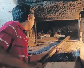  ?? ?? Melchor Alonso Canché Rodríguez, mejor conocido como Mencho, dueño de la panadería “La Ermita”, coloca los pibes que le llevaron para hornear. Cada vez menos panaderías ofrecen ese servicio en estos días