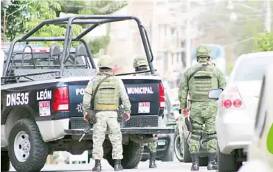  ??  ?? Mandos de Seguridad estarán al pendiente de la seguridad de los organizado­res de peleas de gallos. Fotos: Ricardo Sánchez