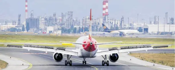  ?? BILD: SN/ROLAND SCHLAGER / APA / PICTURED ?? Die AUA (Flugzeug im Vordergrun­d) und die Ryanair (r.) kämpfen um Marktantei­le in Österreich.