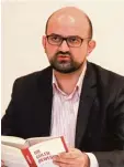  ?? Fotos: Felix Oechsler ?? Ercan Karakoyun mit seinem Buch „Die Güllen Bewegung“.