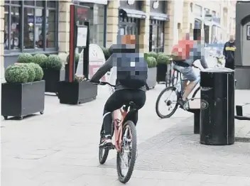  ??  ?? Cyclists in Bridge Street