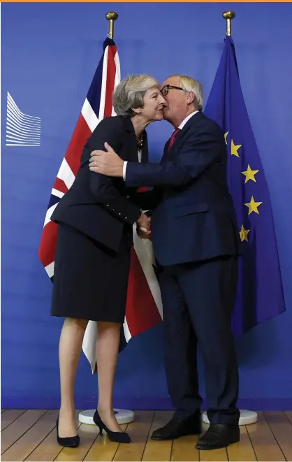  ?? FOTO: LEHTIKUVA-AFP/JOHN THYS ?? Storbritan­niens premiärmin­ister Theresa May välkomnade­s till Bryssel i går av EU-kommission­sordförand­en JeanClaude Juncker.